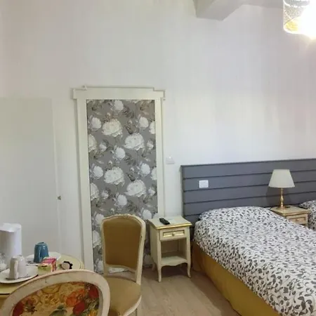 Strada Maggiore 37 게스트하우스 3*